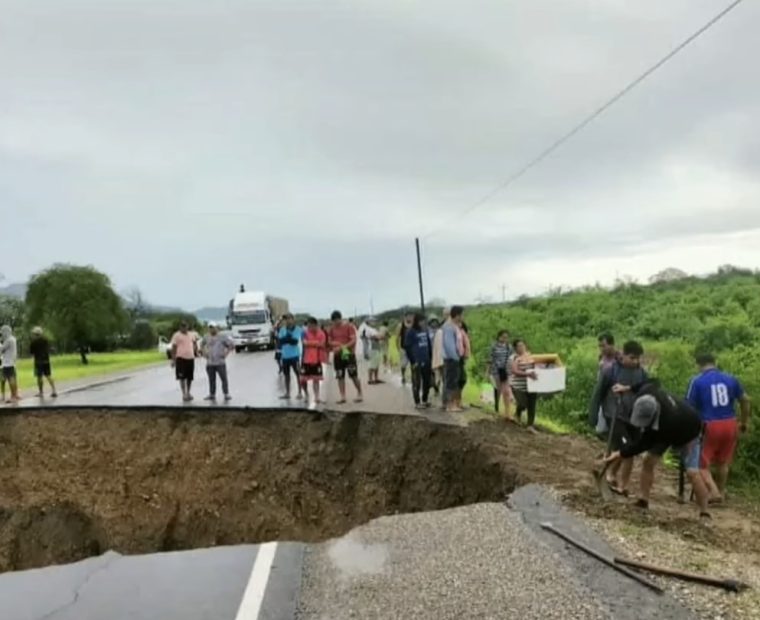 Carretera que une a Piura y Olmos queda destruida por desborde de quebrada