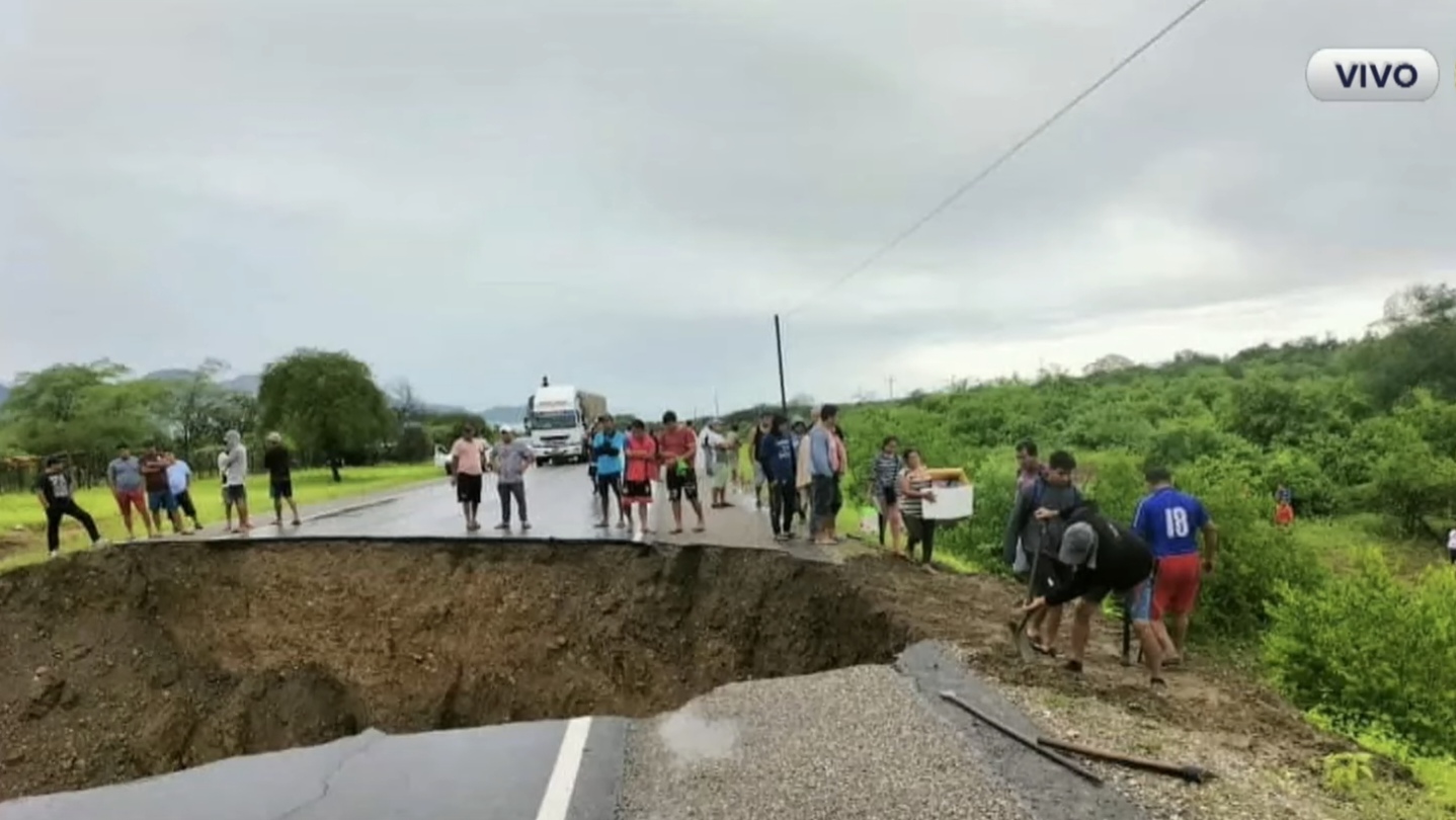 Carretera que une a Piura y Olmos queda destruida por desborde de quebrada