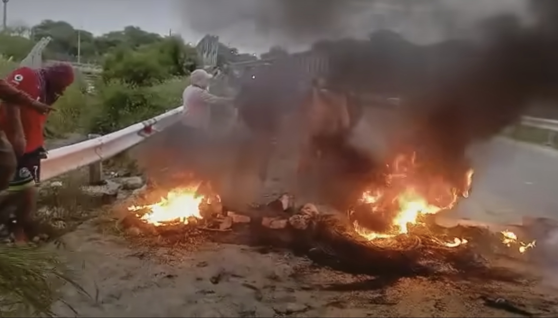 Paro regional en Piura: Pobladores bloquean carreteras