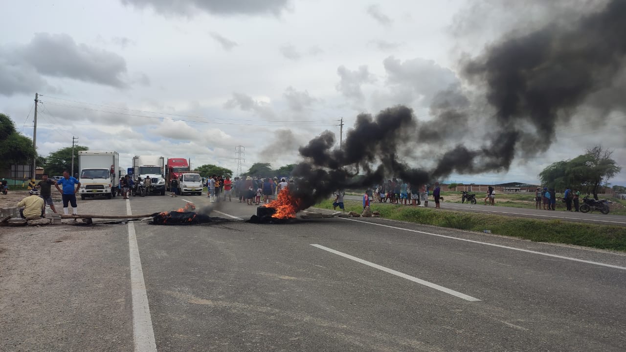 Piura: afectados por las lluvias bloquean principales vías de la ciudad