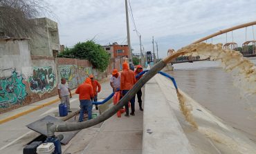 Piura: evacúan agua filtrada por la compuerta de la Plaza Tres Culturas