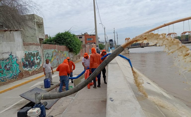 Piura: evacúan agua filtrada por la compuerta de la Plaza Tres Culturas