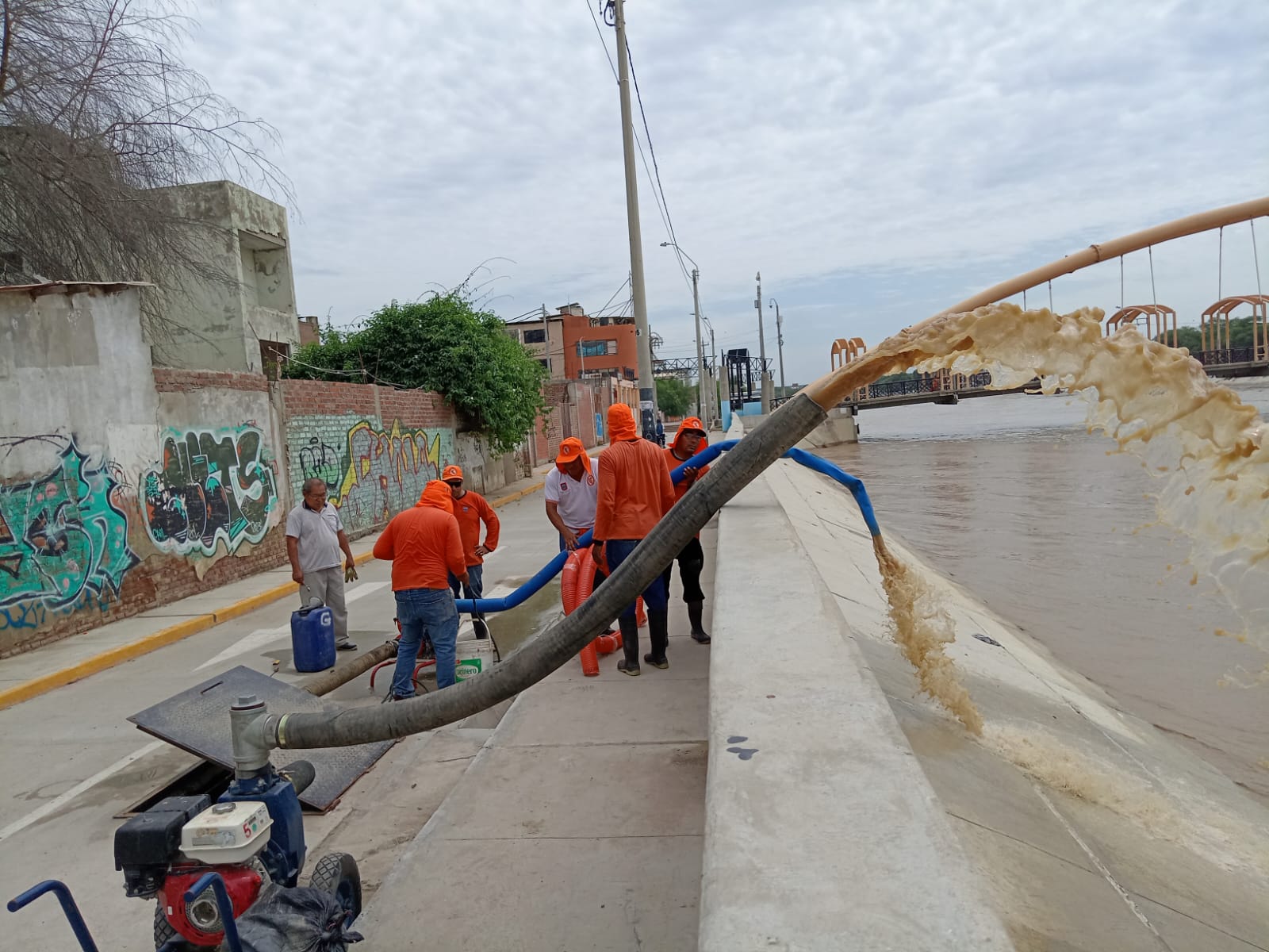 Piura: evacúan agua filtrada por la compuerta de la Plaza Tres Culturas