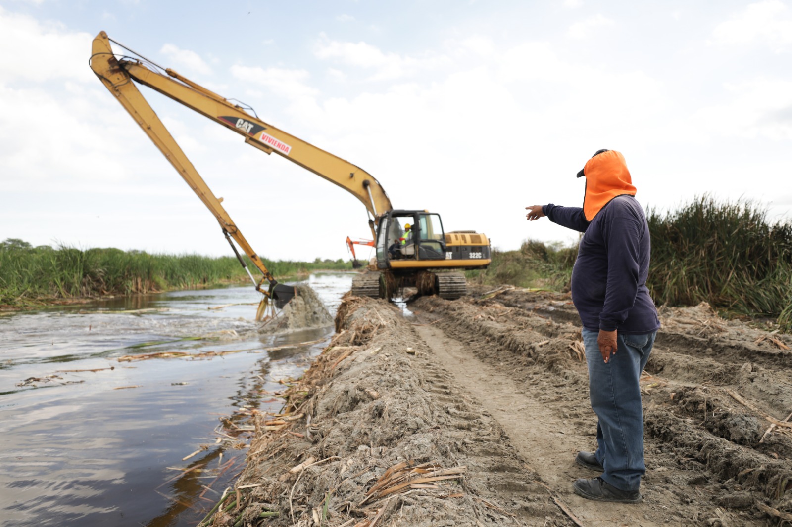 Piura: ejecutan descolmatación y limpieza de drenes y quebradas
