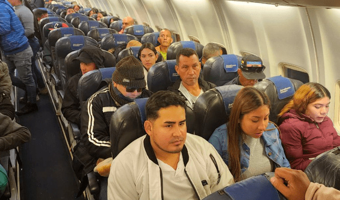 Llegaron a Venezuela 115 migrantes que permanecían varados en la frontera Perú - Chile