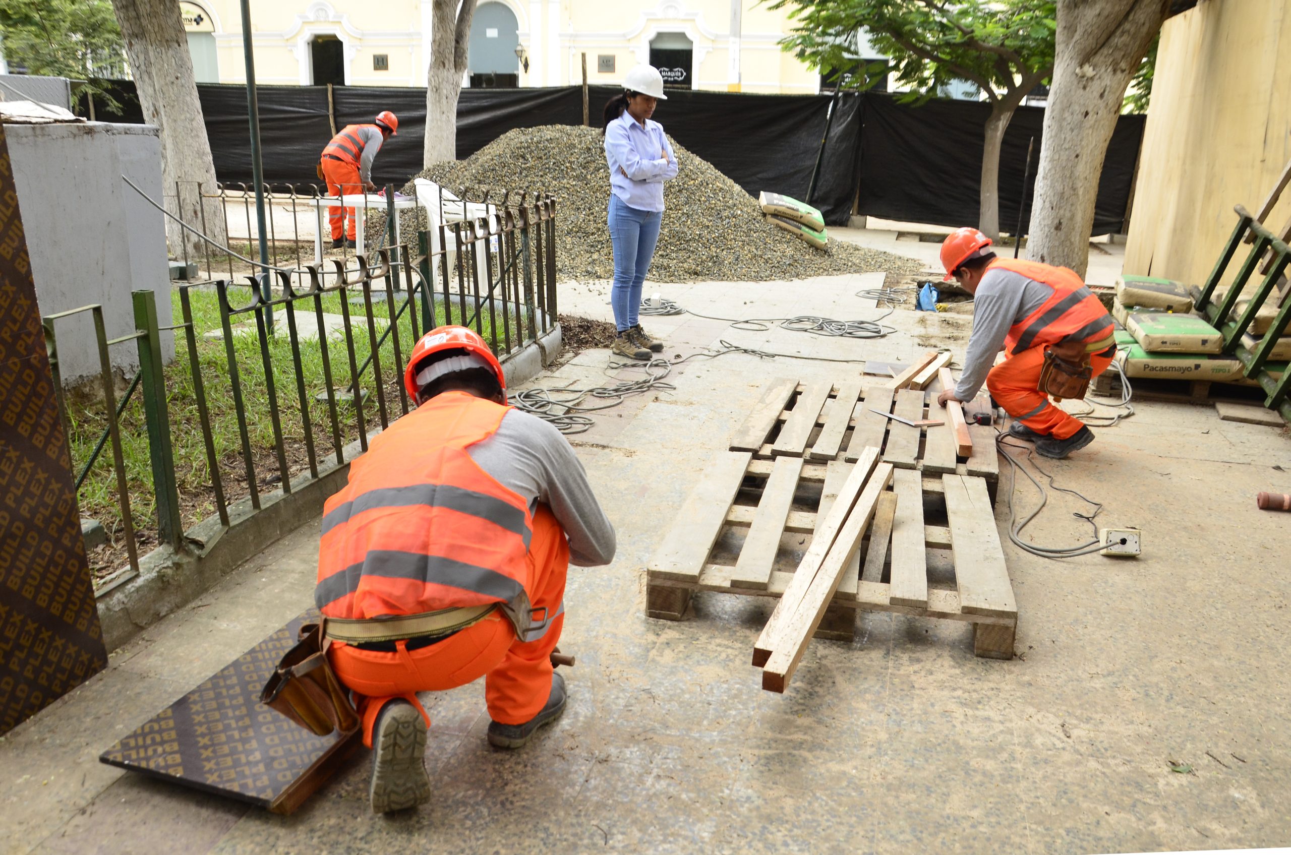 Piura: Reinician trabajos de mantenimiento en la plaza de armas de la ciudad