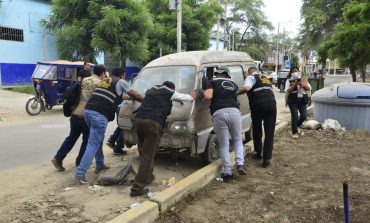 Piura: Retiran vehículos en desuso y abandonados en la urbanización Los tallanes