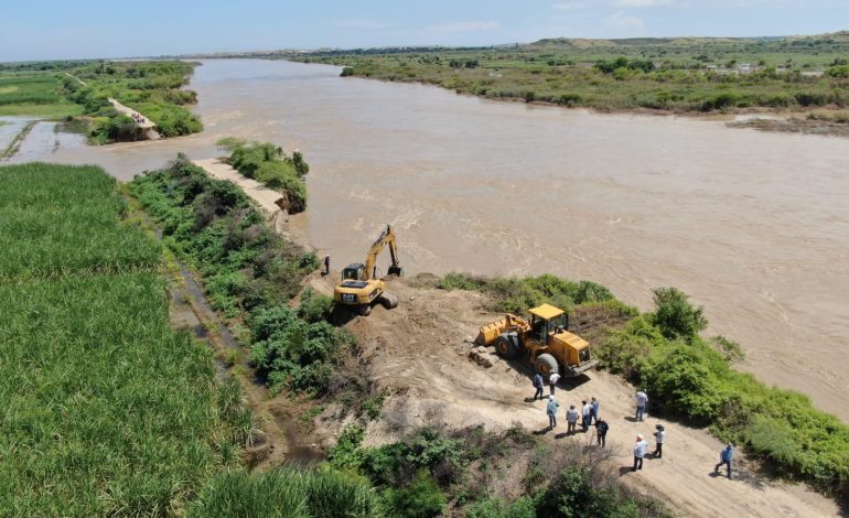 Piura: ejecutan acciones con maquinaria ante rotura del dique del río Chira