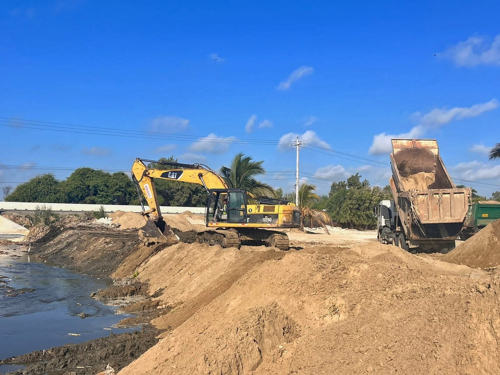Descolmatan más de 26 kilómetros en drenes y quebradas en la región Piura