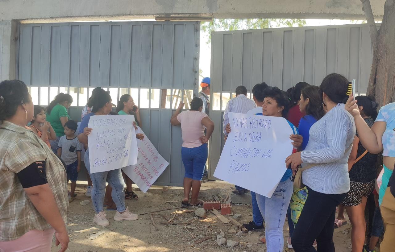 Piura: padres de familia de la I.E José Olaya piden se culmine el local de contingencia