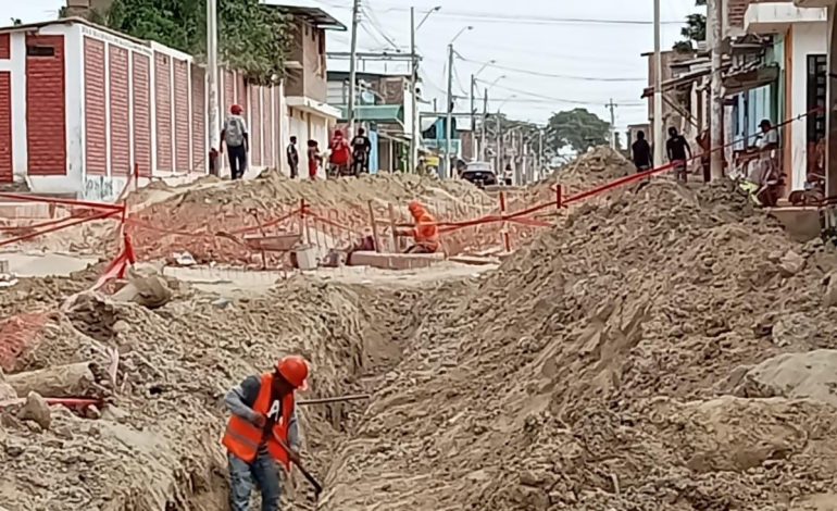 Piura: supervisan rehabilitación del alcantarillado en obra de la avenida Sánchez Carrión