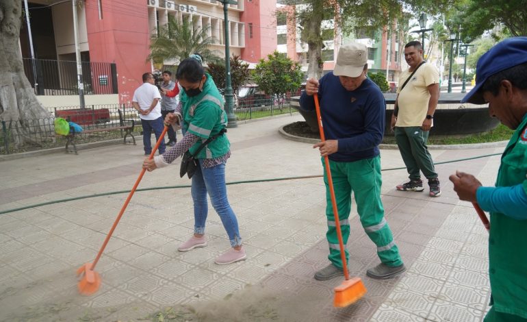 Piura: entidades se unen para realizar limpieza de la Plaza Tres Culturas