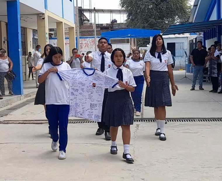 Piura: escolares firman camiseta y rinden homenaje a compañero que falleció de dengue grave