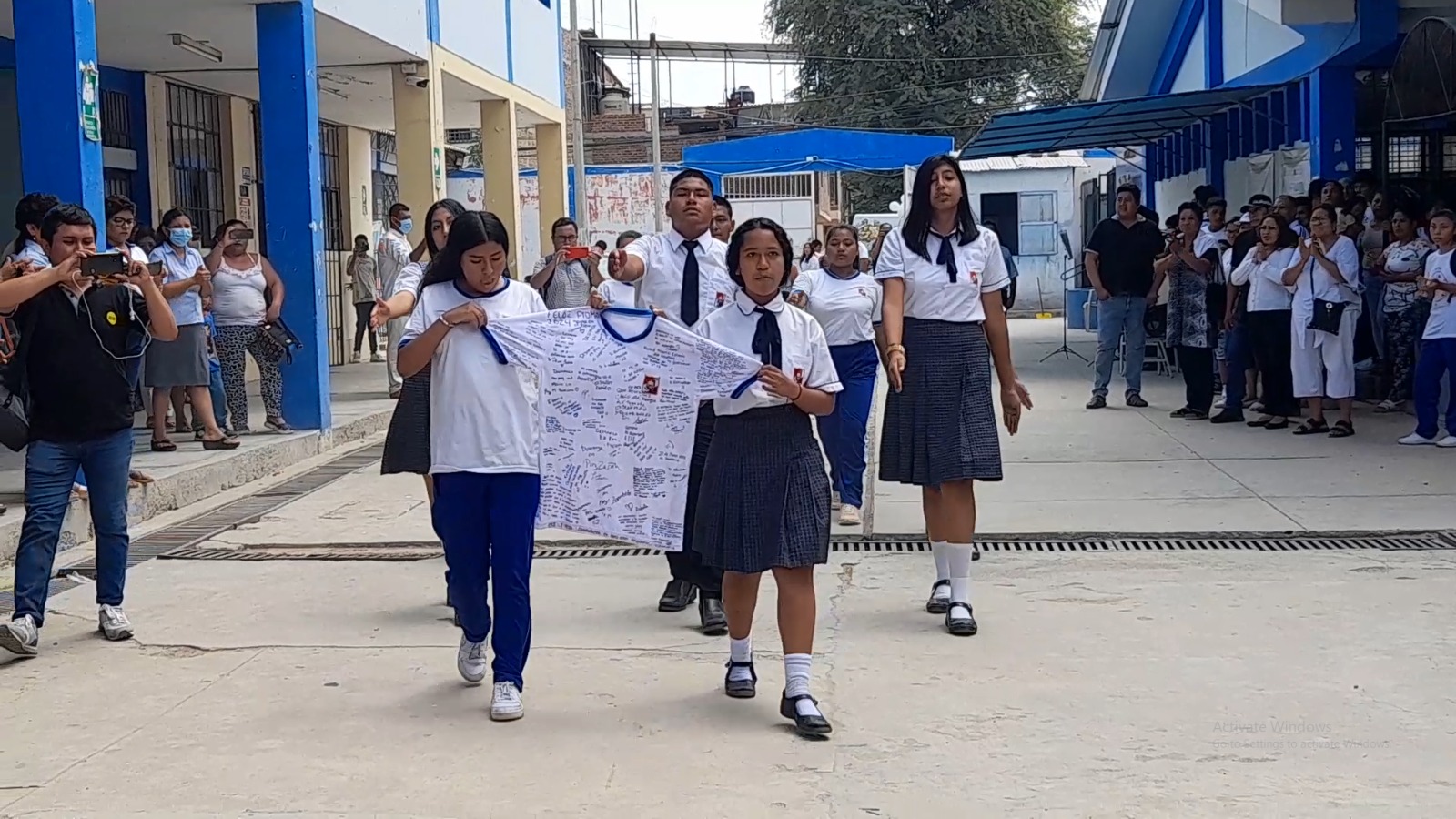 Piura: escolares firman camiseta y rinden homenaje a compañero que falleció de dengue grave
