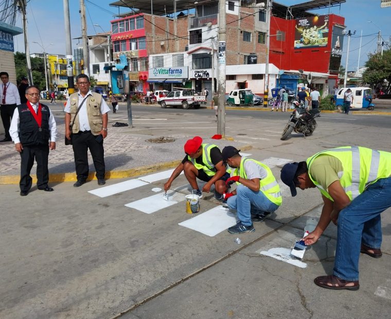 Talara: Sentenciados a trabajo comunitario realizaron labores de pintado y limpieza de Plaza Grau