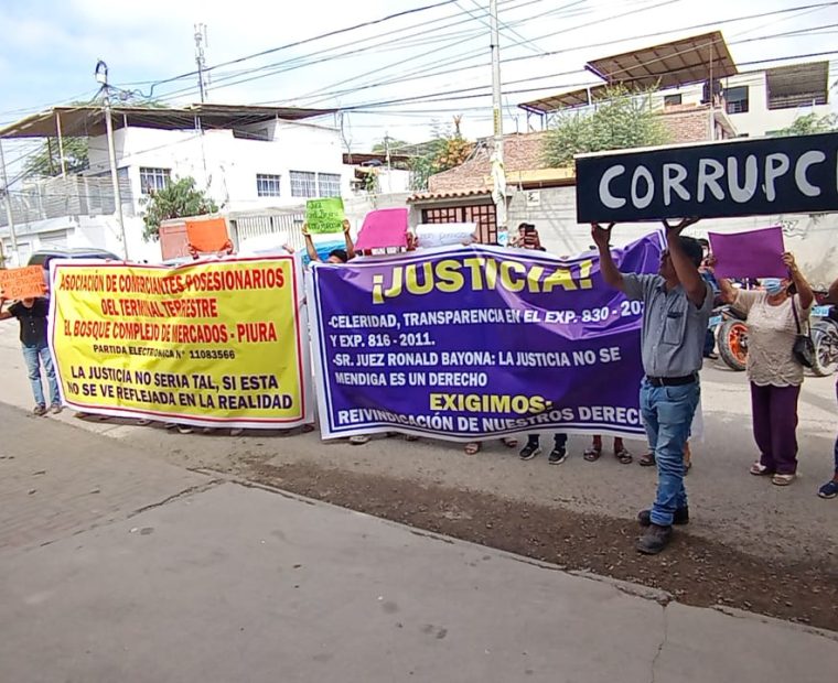 Piura: con un ataúd en hombros, comerciantes de El Bosque piden celeridad en proceso judicial