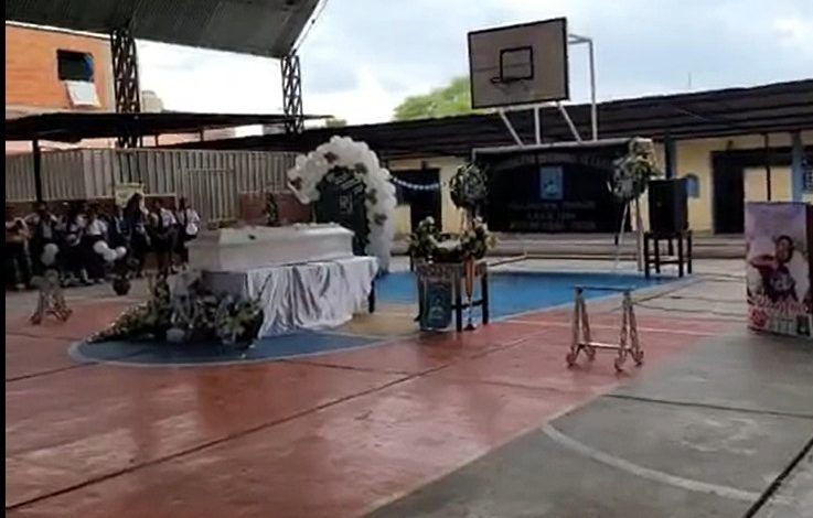 Piura: rinden homenaje a escolar de la I.E Magdalena Seminario que falleció a causa del dengue
