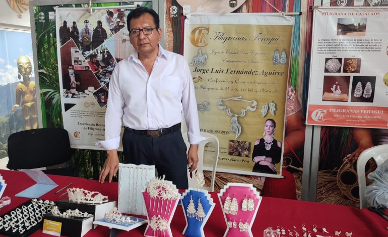 Piura: Artesano en filigrana hace demostración de confección de joyas