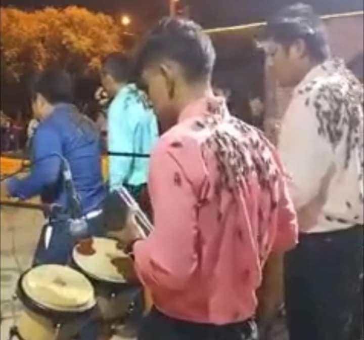 Piura: integrantes de agrupación musical cristiana son cubiertos por grillos durante presentación