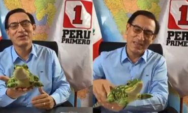 Martín Vizcarra presenta a un lagarto, la nueva mascota de su partido político Perú Primero