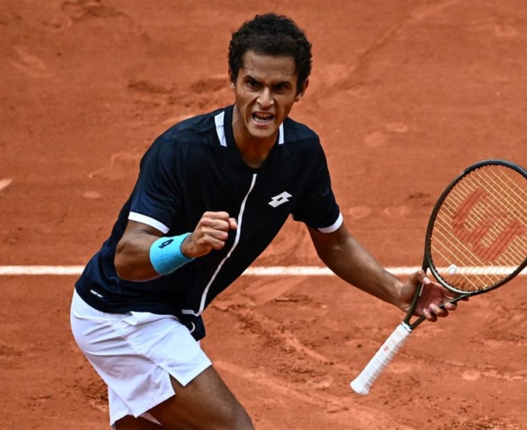 Juan Pablo Varillas hace historia en Roland Garros y jugará contra Novak Djokovic