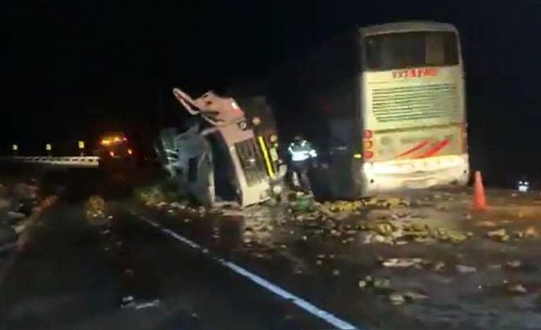 Dos muertos y 20 heridos deja choque entre bus de pasajeros y un camión de carga en Casma