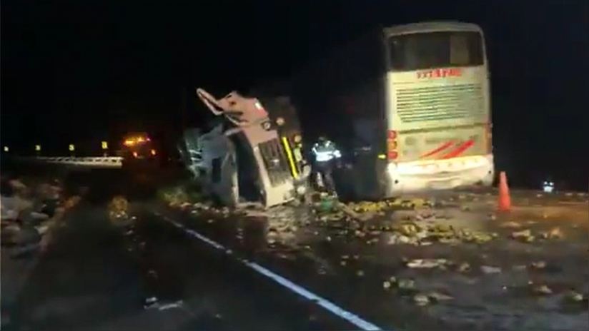 Dos muertos y 20 heridos deja choque entre bus de pasajeros y un camión de carga en Casma