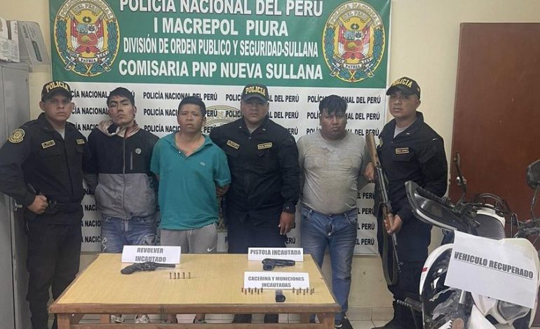 Sullana: presuntos delincuentes son detenidos con un vehículo robado y armas de fuego