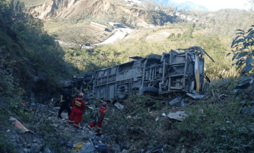 Piura: al menos ocho personas mueren tras caída de bus que iba de San Martín a Tumbes