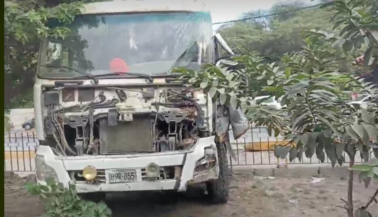 Piura: conductor salva de morir tras perder el control de un volquete