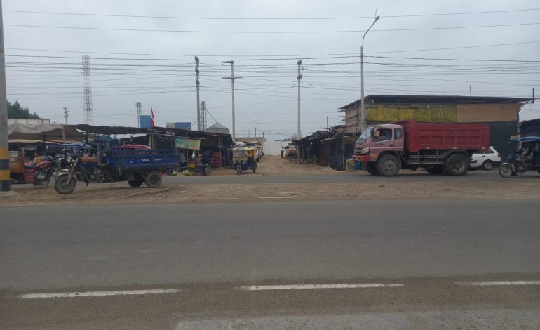 Sullana: Comerciantes informales construyen sus puestos debajo de línea de alta tensión