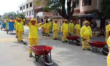Piura: personal de limpieza se roba las palmas del público asistente al desfile Cívico Militar