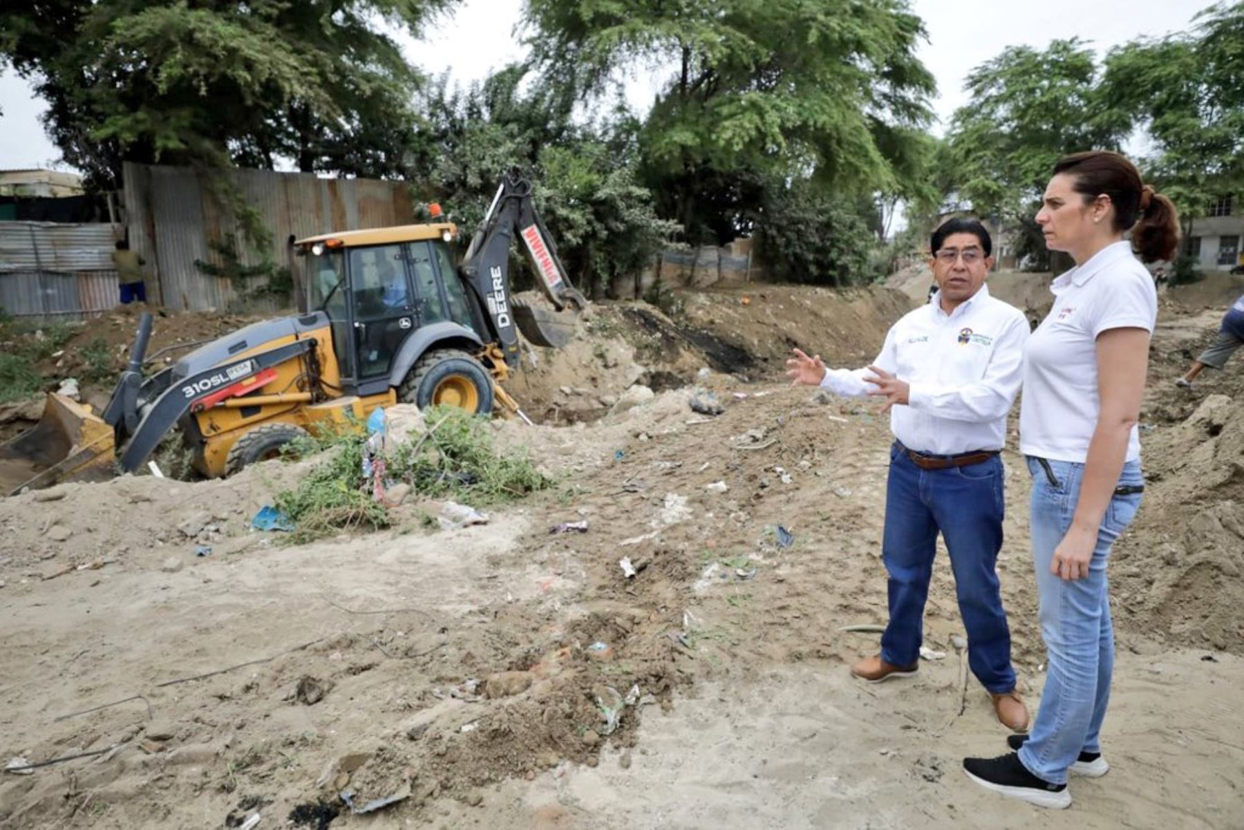 Piura: ministra de Vivienda supervisa trabajos de descolmatación en la quebrada El Gallo