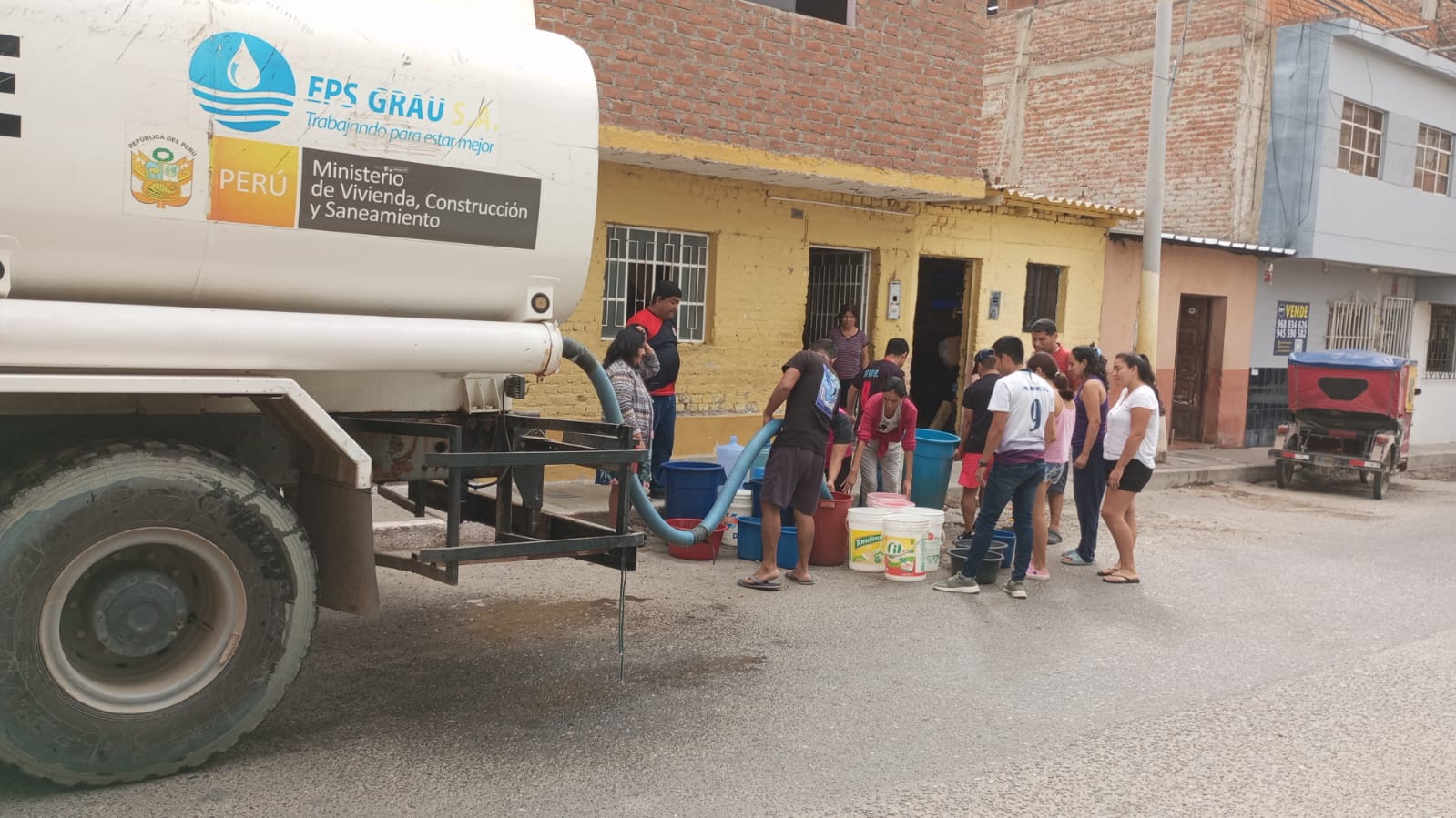 Con cinco cisternas atienden puntos críticos en la ciudad de Piura