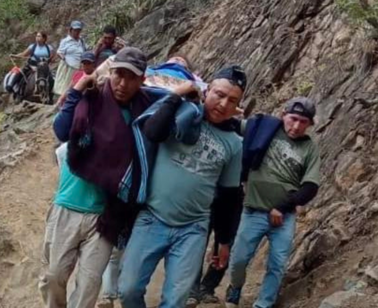 Ayabaca: gestante es trasladada en hombros para dar a luz por falta de carretera