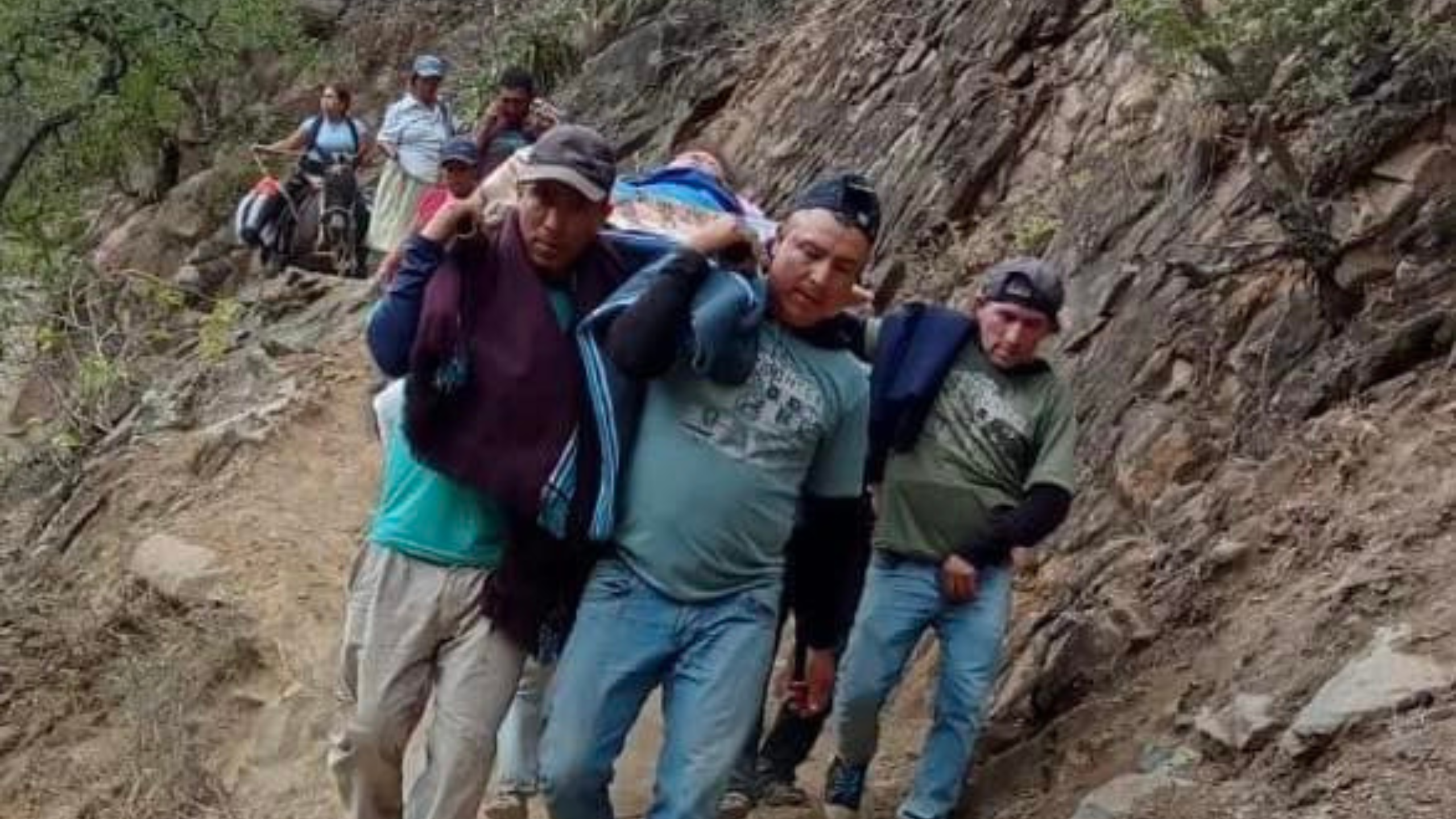 Ayabaca: gestante es trasladada en hombros para dar a luz por falta de carretera