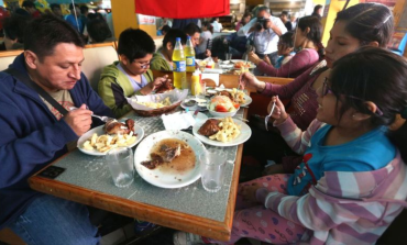 Perú: tres de cada diez hogares han reducido las veces que salen a comer a la calle, según Kantar