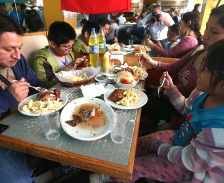 Perú: tres de cada diez hogares han reducido las veces que salen a comer a la calle, según Kantar
