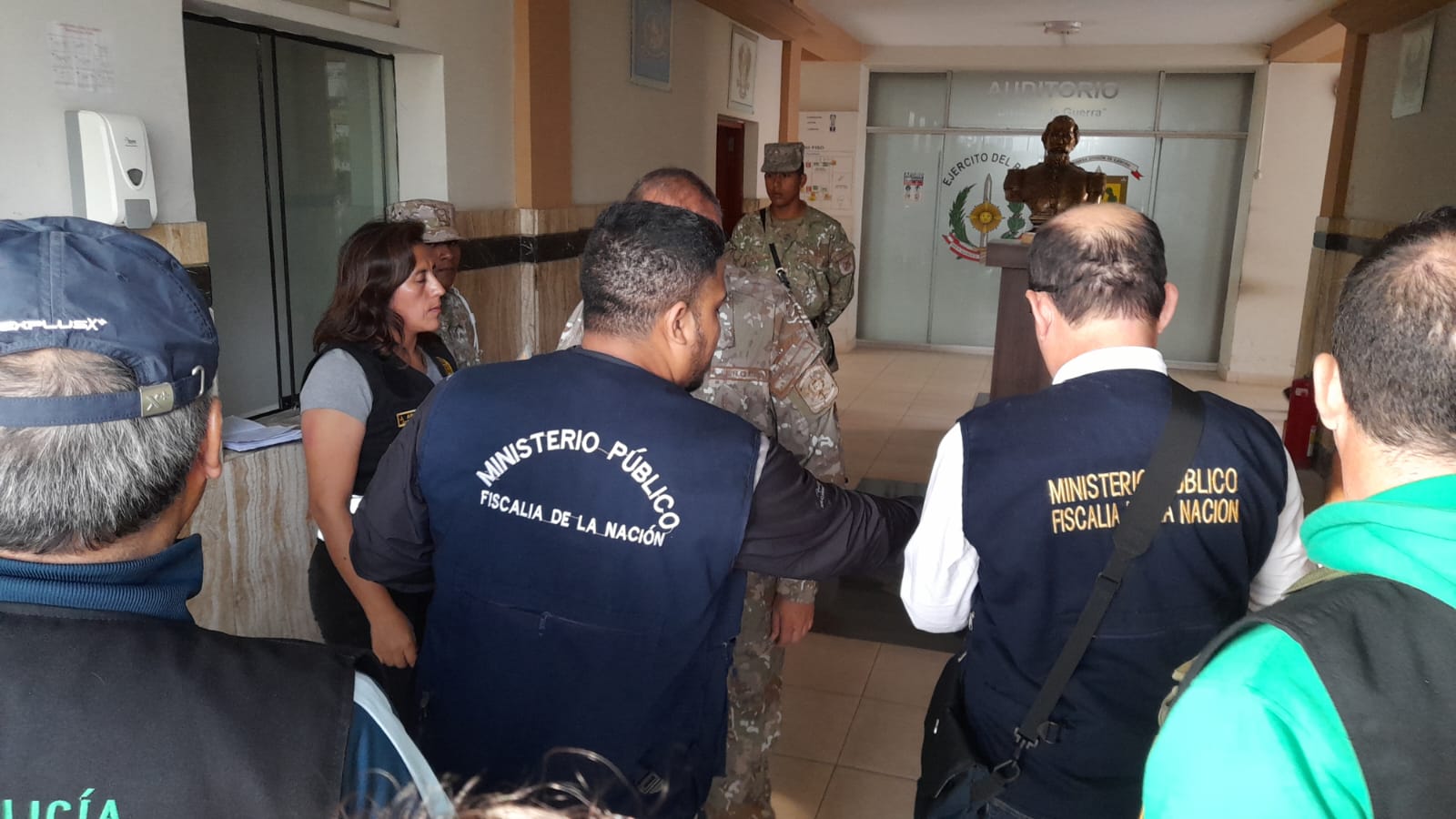 Piura: allanan oficinas del Ejército y detienen a general Henry Acosta