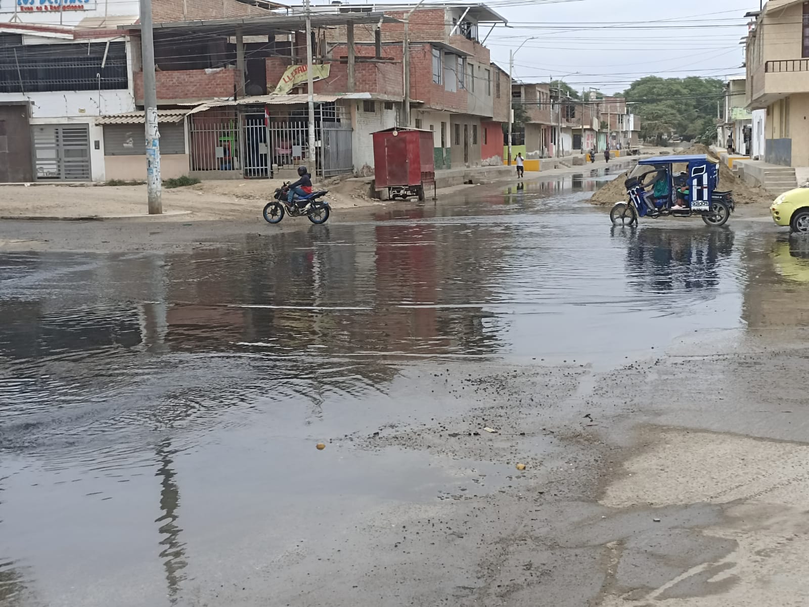 Piura: colapso de desagües afecta a más de mil familias y usuarios de Migraciones
