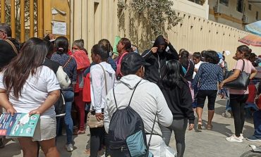 Pacientes en el Hospital Santa Rosa de Piura denuncian largas filas y demoras en la atención médica
