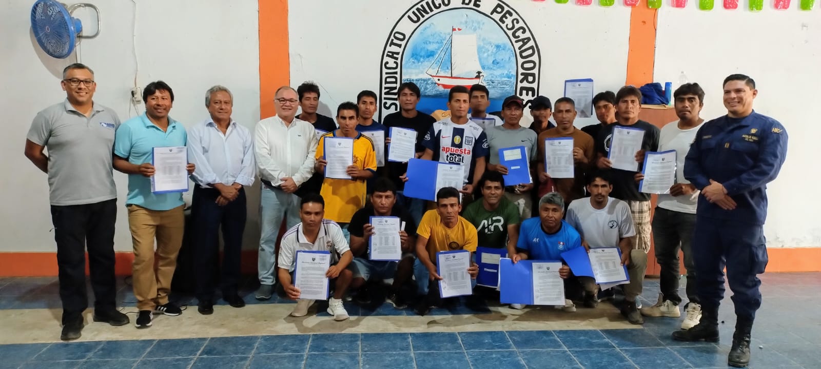 GORE Piura entrega 27 permisos de pesca a Asociación de buzos en Paita