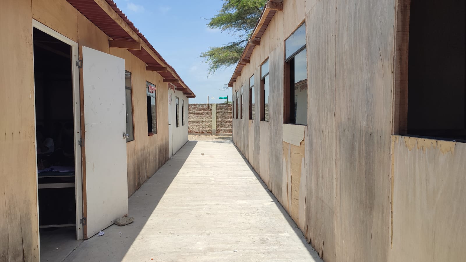 Piura: alrededor de mil escolares reciben clases en aulas no aptas y bajo un inclemente sol
