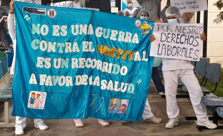 Piura: trabajadores del Hospital Universitario impagos paralizan labores