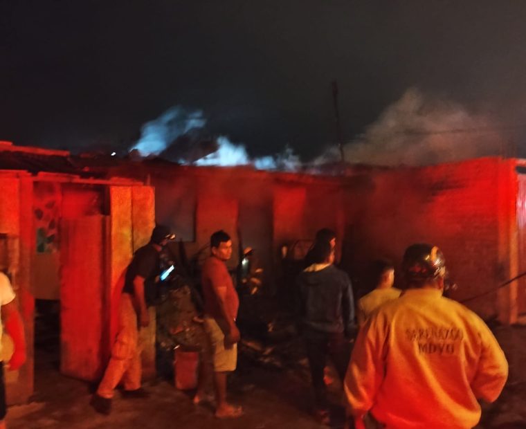 Piura: incendio arrasa con cuatro viviendas en el A.H Paredes Maceda