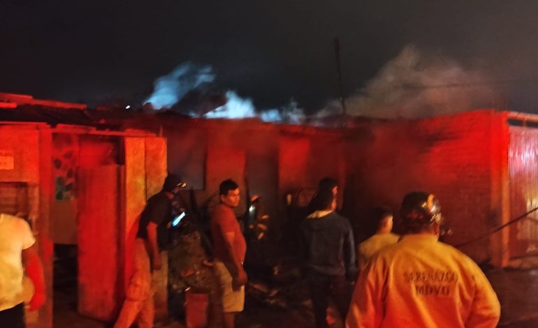 Piura: incendio arrasa con cuatro viviendas en el A.H Paredes Maceda