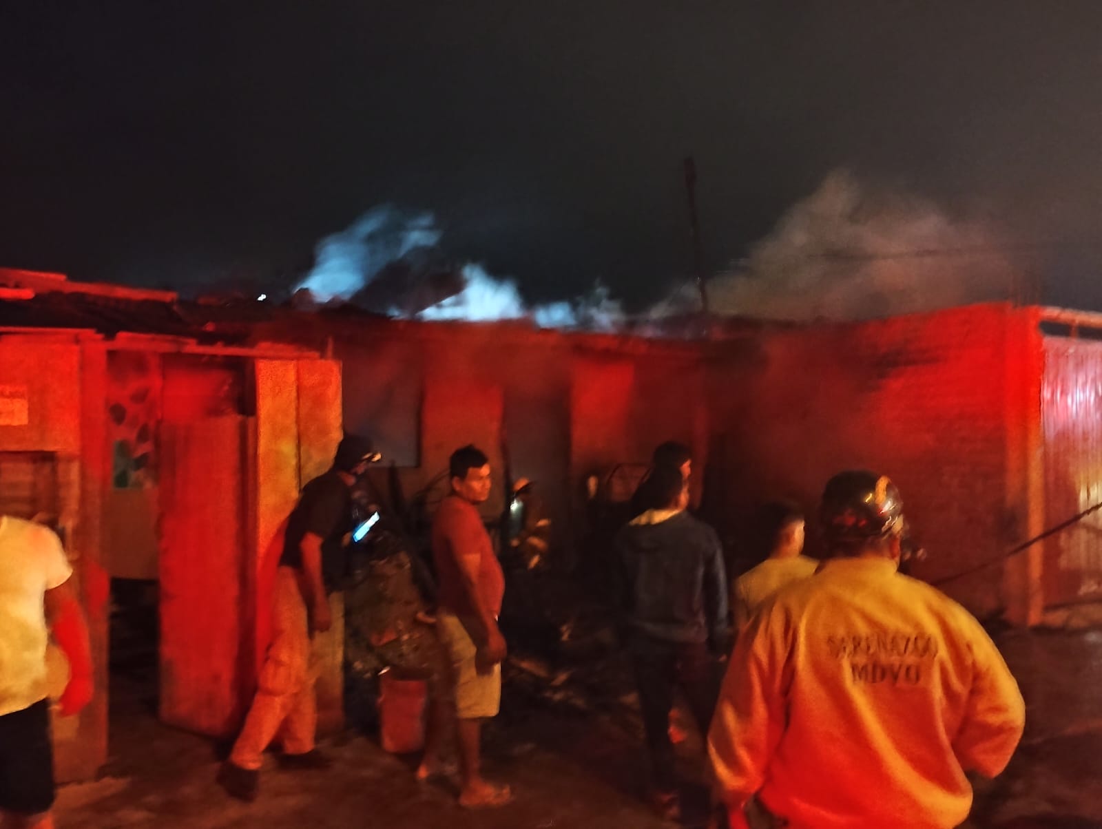 Piura: incendio arrasa con cuatro viviendas en el A.H Paredes Maceda