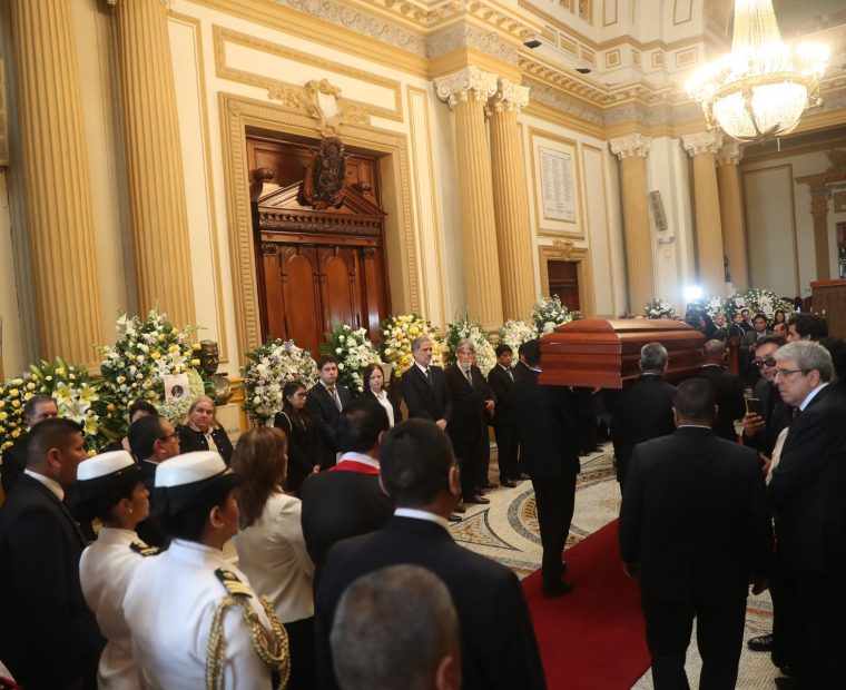 Homenaje al primer vicepresidente del Congreso: parlamentarios despiden a Hernando Guerra García