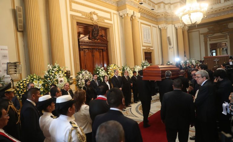 Homenaje al primer vicepresidente del Congreso: parlamentarios despiden a Hernando Guerra García