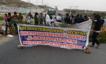 Sechura: pescadores bloquean Puente El Melizo en protesta por falta de créditos y veda pesquera